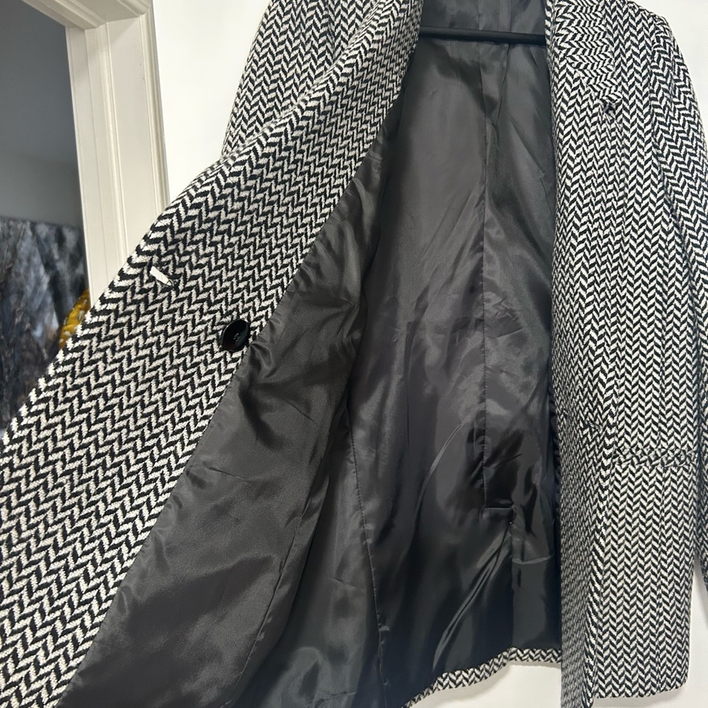 ANINE BING Classic Fishbone Blazer in Black and Off-White - Picture 5 of 9